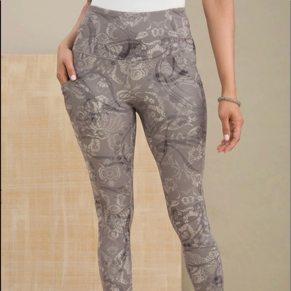 Chico's Zenergy So Slimming Grey Paisley Pocket Leggings NWT Size 0-4/6